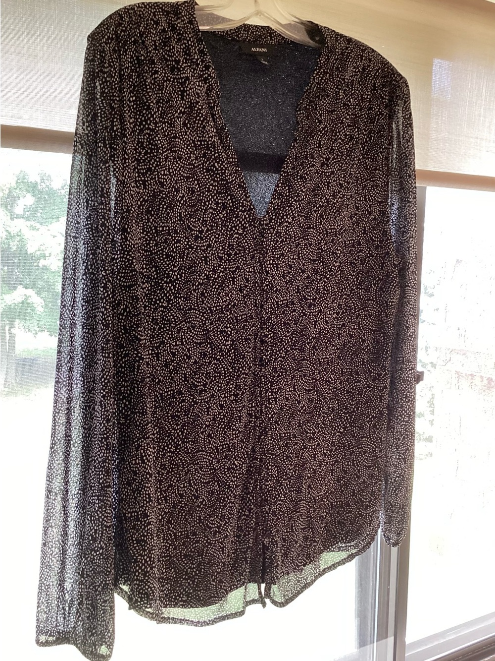 Lot two Black and White Blouses - Picture 5 of 16